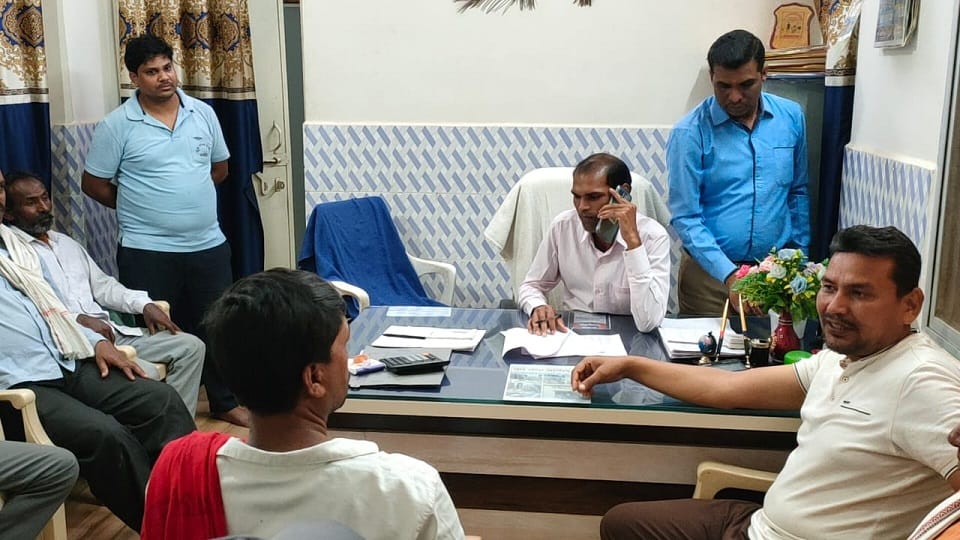 प्रबंधन से बात करने पहुंचे किसान