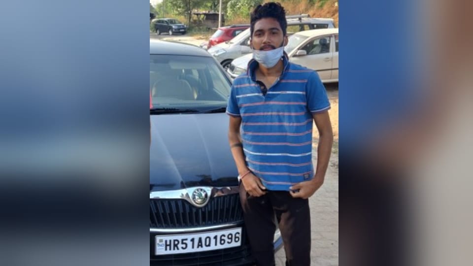 Car tried to run over policeman by breaking block in Bathinda and snatched SLR