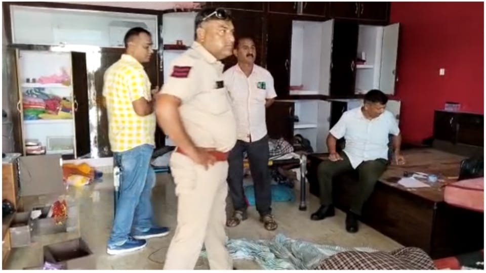 Robbery at Sarpanch house in Bharatpur miscreants took away 10 lakh cash 10 tola gold and 4 kg silver jewelery