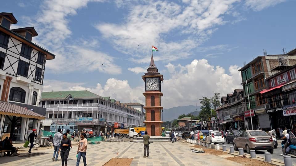 srinagar lal chowk Earlier security forces used to guard now heavy crowd tourists seen