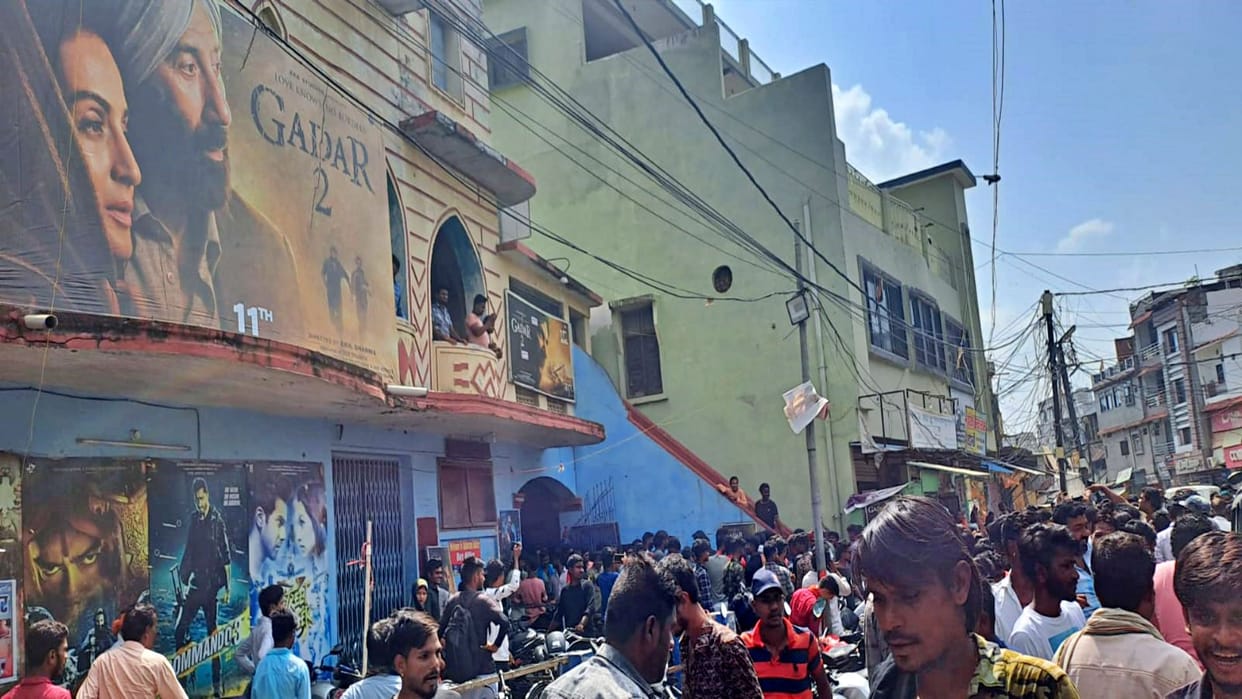 Traffic system deteriorated due to crowd outside talkies in Damoh