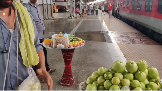 He was giving half a kilo of guava for one kilo, apologized by holding his ear when caught, video viral