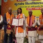 दीक्षांत समारोह में छात्रा को डिग्री व मेडल प्रदान करते पूर्व राष्ट्रपति रामनाथ कोविंद व अन्य।