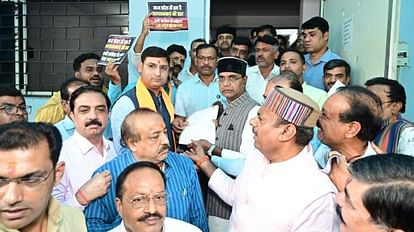 MP News: 50% कमीशन के पत्र को लेकर प्रियंका,कमलनाथ,अरुण यादव FIR की मांग, भाजपा ने क्राइम ब्रांच में की शिकायत MP News: Priyanka, Malnath, Arun Yadav demand FIR regarding 50% commission letter, BJP complains in Crime Bran