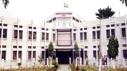 Bihar News : बीआरए बिहार विश्वविद्यालय के 8 कॉलेज के 65 शिक्षक सेवामुक्त, इस कारण से विभाग ने की कार्रवाई Bihar News: 65 teachers of 8 colleges of BRA Bihar University retired, Education Department