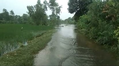 water flowing over the rapta bridge due to Khakra river water level increased in pilibhit