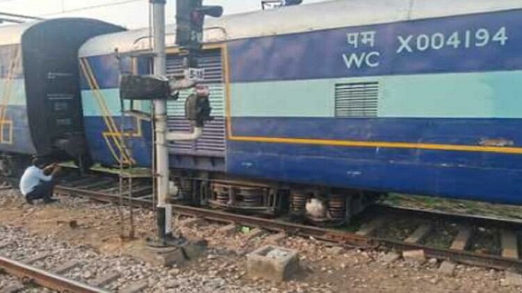 चंदौसी में हादसा: रेलवे स्टेशन के यार्ड में मालगाड़ी का डिब्बा पटरी से उतरा, साढ़े चार घंटे बंद रहा फाटक | Indian Railway