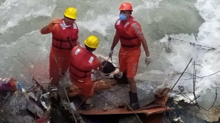 Gaurikund Landslide: भूस्खलन हादसे में लापता दो लोगों के शव और बरामद, 16 की तलाश में रेस्क्यू अभियान जारी