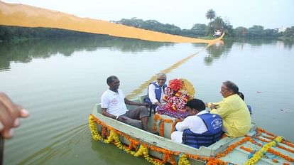 Lord Leela Purushottam did boat ride in Ujjain's Purushottam Tirtha