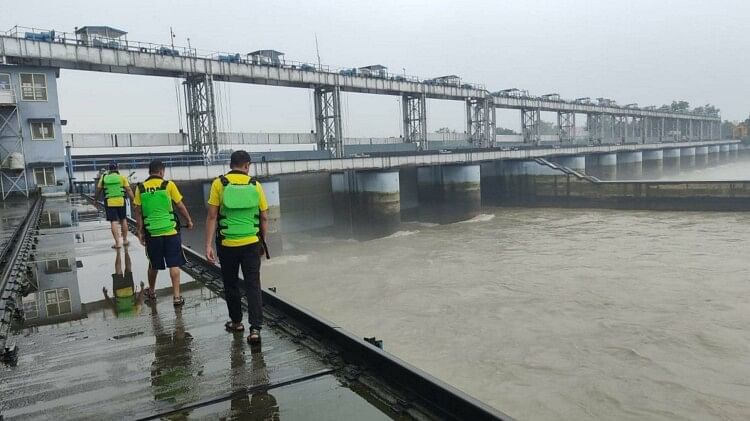Rishikesh News: रामझूला पुल के पास गंगा में बहा हरियाणा का पयर्टक, तलाश में जुटी एसडीआरएफ