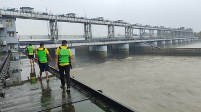 Uttarakhand Weather person drowned in Ganga near Rishikesh Ramjhula bridge SDRF engaged in rescue operation