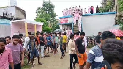 Bihar: शिक्षक ने दसवीं की छात्रा से की छेड़छाड़; नाराज छात्राओं के हंगामा करने पर प्रधानाध्यापक ने पीटा Teacher molested a class X girl student in Bettiah, headmaster thrashed angry girl students for uproar