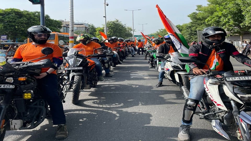 Maa Tujhe Pranam Tiranga vehicle rally welcomed with rose petals In agra