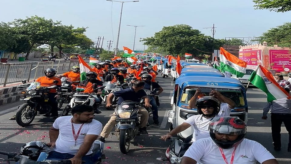 Maa Tujhe Pranam Tiranga vehicle rally welcomed with rose petals In agra