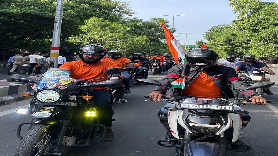 Maa Tujhe Pranam Tiranga vehicle rally welcomed with rose petals In agra