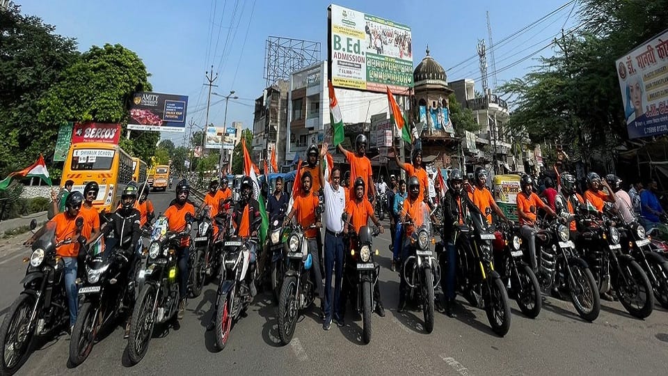Maa Tujhe Pranam Tiranga vehicle rally welcomed with rose petals In agra