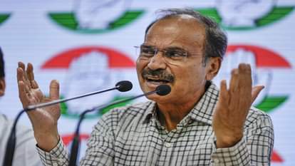 कांग्रेस नेता अधीर रंजन चौधरी एआईसीसी मुख्यालय में संवाददाता सम्मेलन को संबोधित करते हुए।