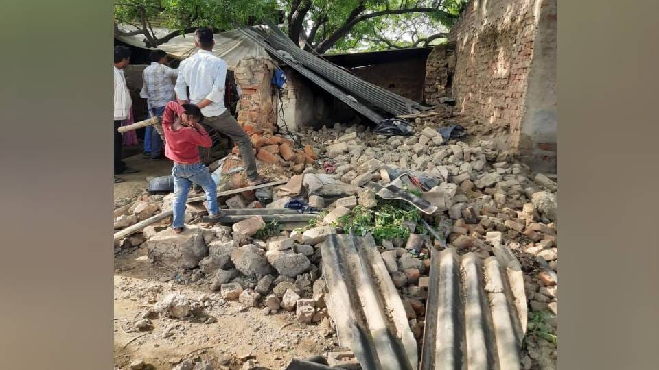 woman died after being buried under debris after wall of kutcha house collapsed In Etah