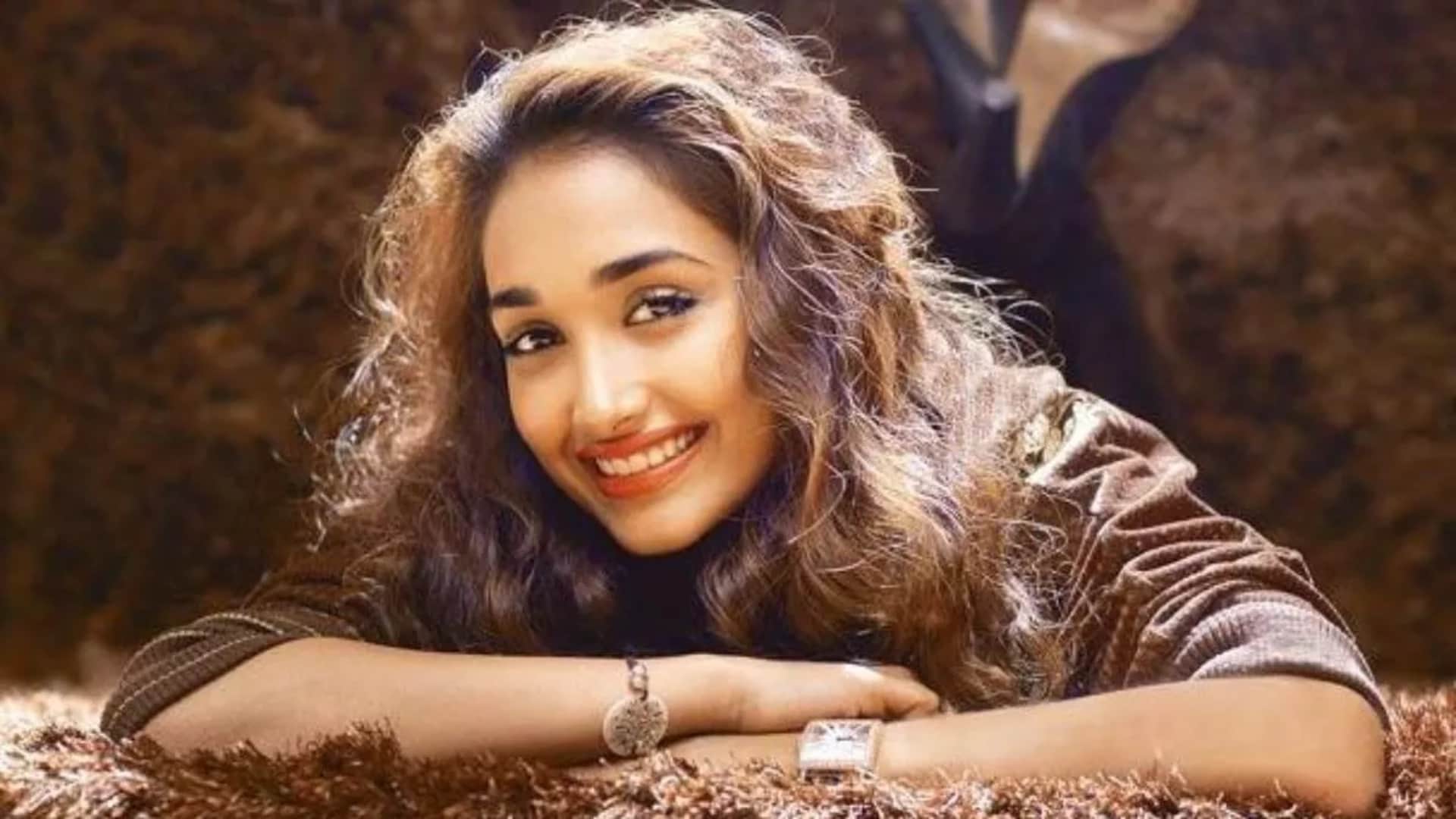 Bollywood Actresses Who Died at a very Young Age Divya Bharti Madhubala Smita Patil Jiah Khan