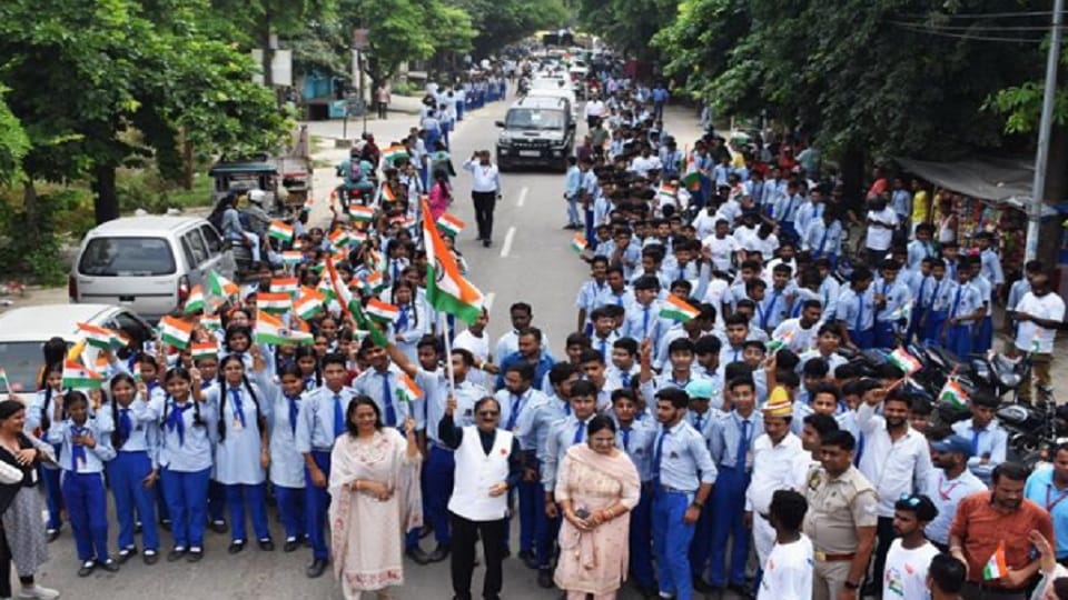 Maa Tujhe Pranam: Car-Bike rally begins in Moradabad, caravan continues to grow with patriotic slogans