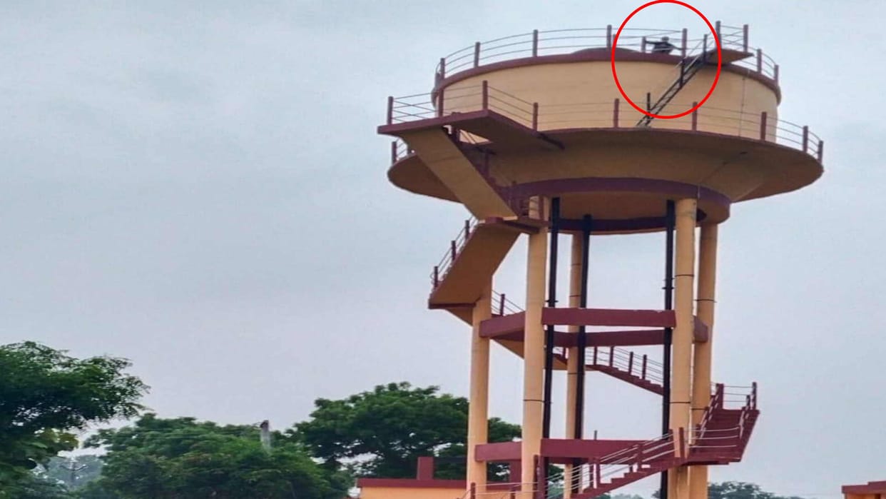 young man climbed on water tank in Maharajganj creating chaos