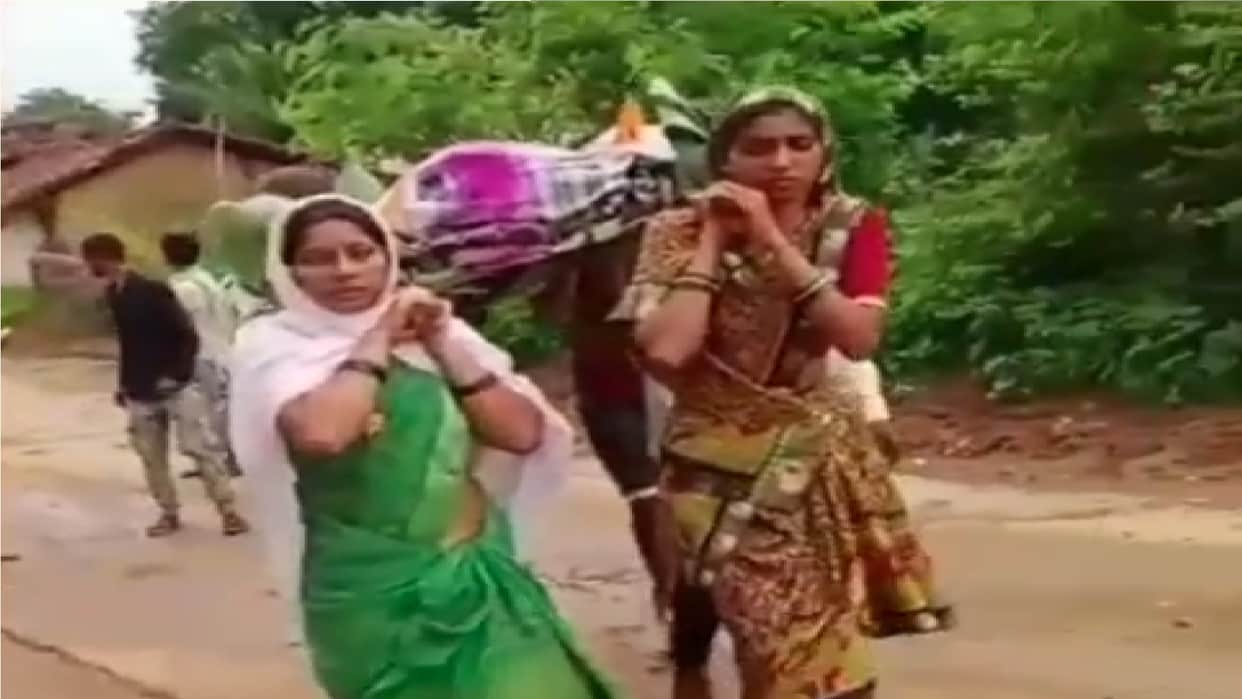 society boycotted in Mahasamund, two daughters carried their father bier to muktidham