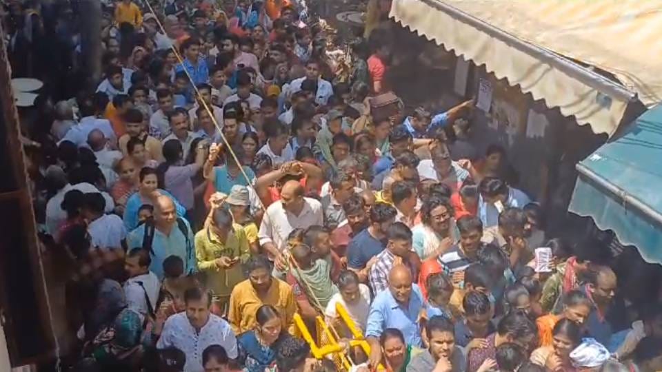 Even after making many plans in Thakur Banke Bihari temple in Vrindavan path of darshan could not be easy