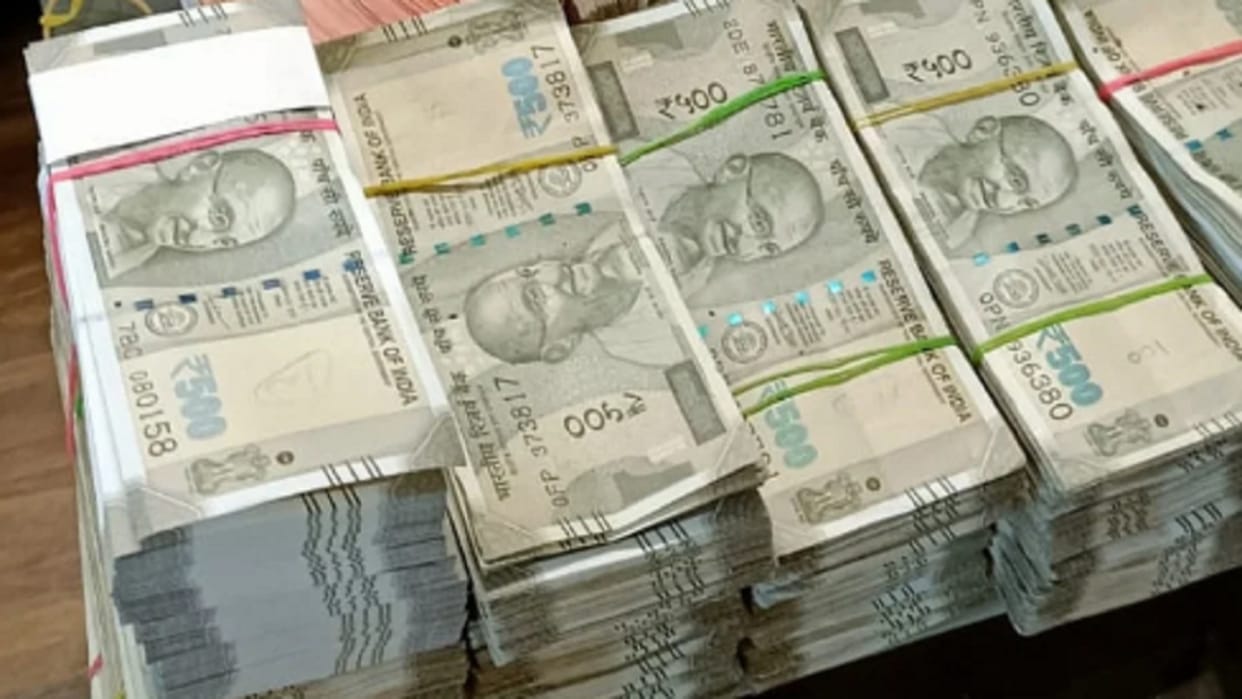 Muzaffarnagar Police recovered 20 lakh from two youths, Income Tax Department interrogated