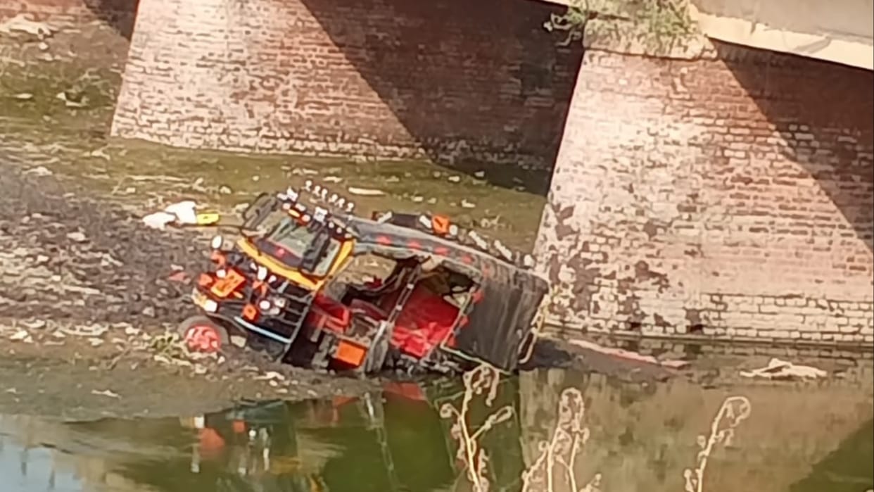 Fatehabad: Auto fell into drain, three women devotees died