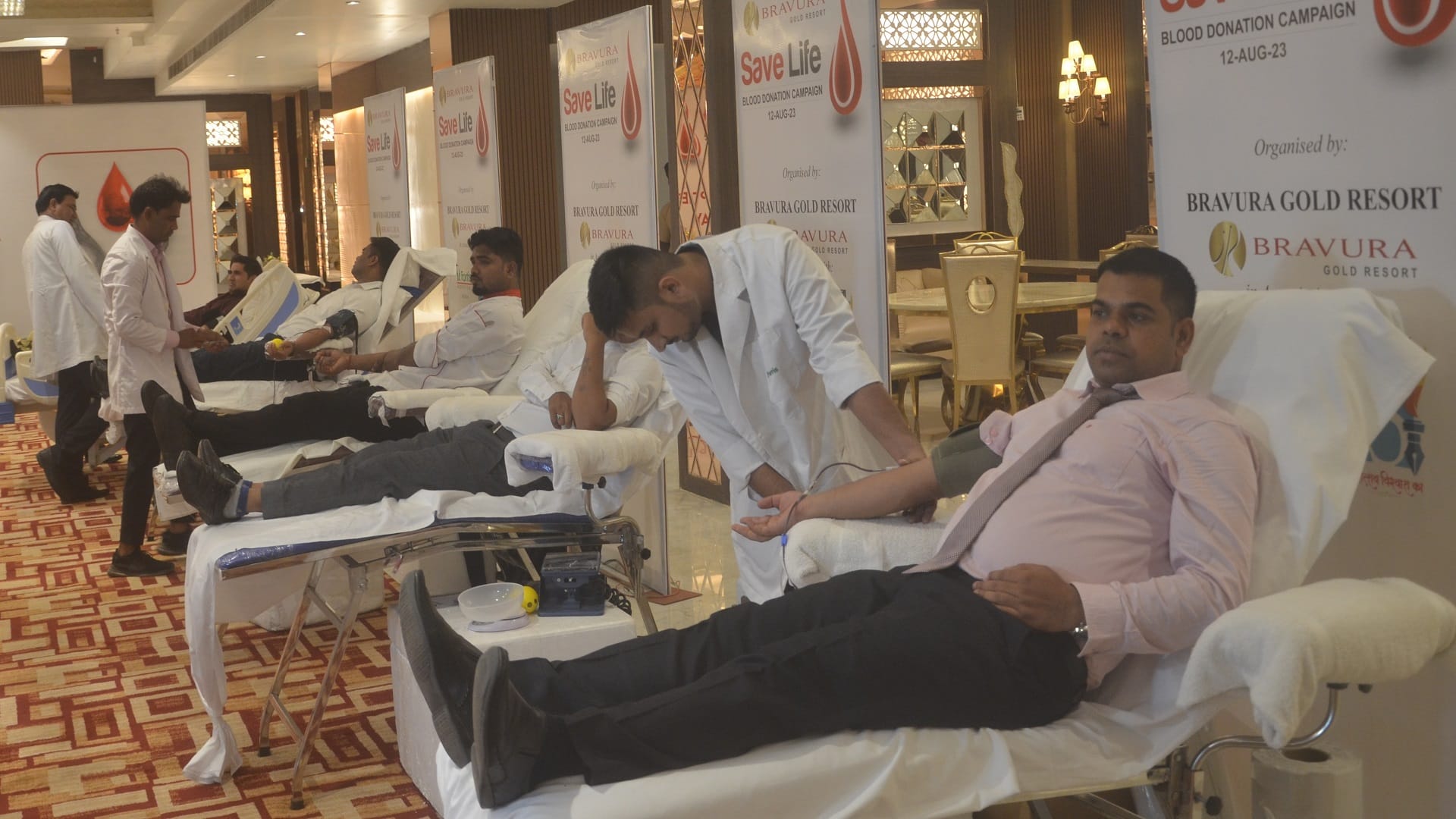Amar Ujala Maa Tujhe Pranam: Donate blood by women, businessmen and entrepreneurs in Bravura hotel in Meerut