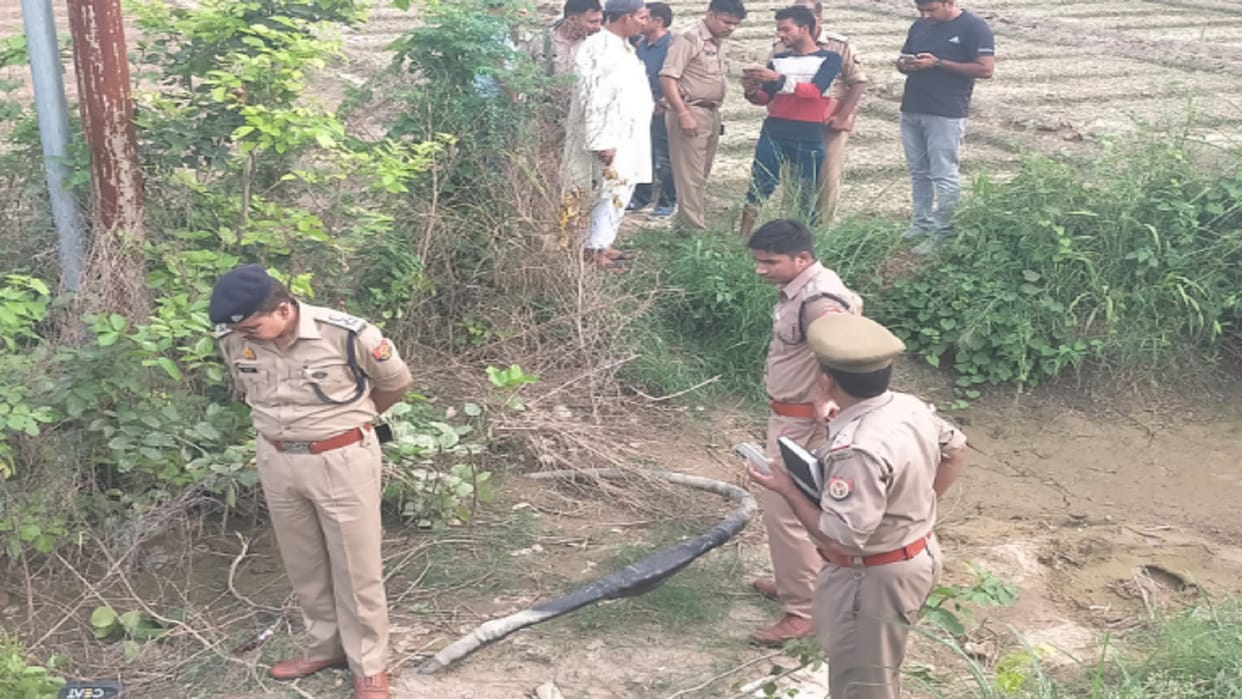 Shamli: Dead body of youth has found on road, Police and forensic team started investigation