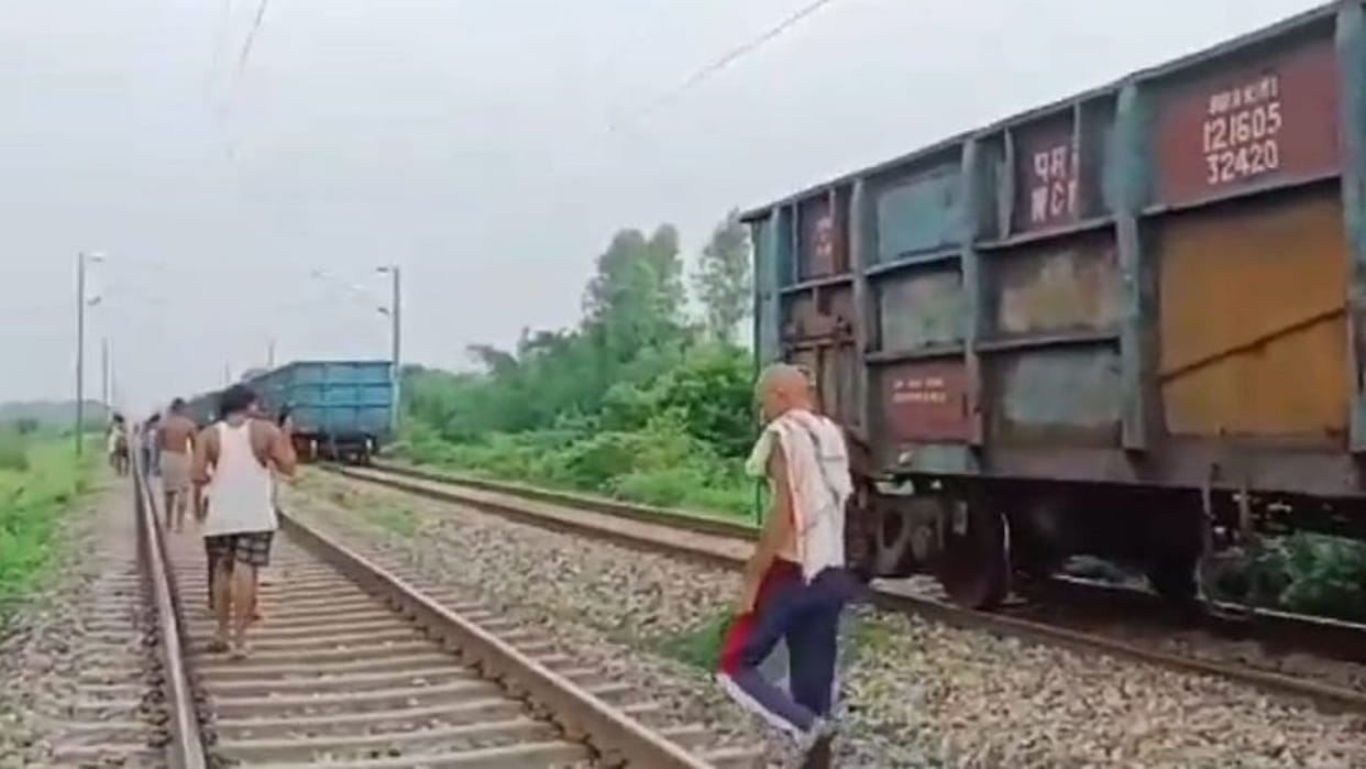 Railway negligence exposed again: Goods train divided into two parts in Pratapgarh, avoids a big accident