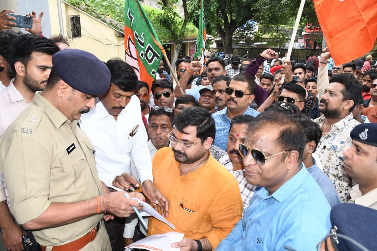 BJP leader in Indore angry with Priyanka Gandhi Vadra's 50 percent commission tweet, complains in the police s