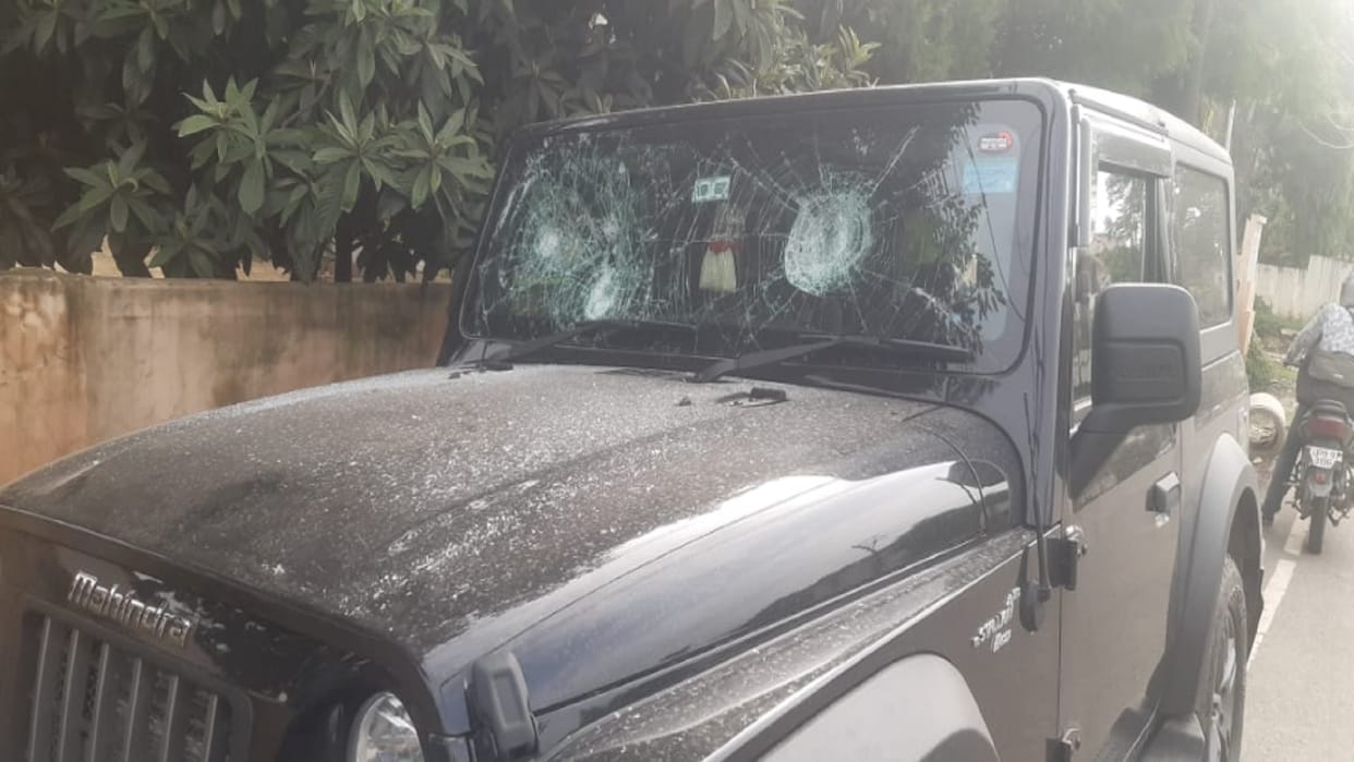 Saharanpur: Stones were pelted in front of police station against court marriage, car was vandalized
