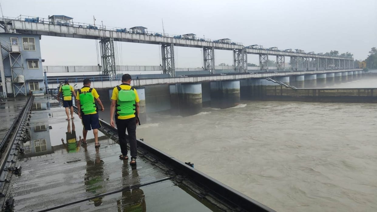 Uttarakhand Weather person drowned in Ganga near Rishikesh Ramjhula bridge SDRF engaged in rescue operation