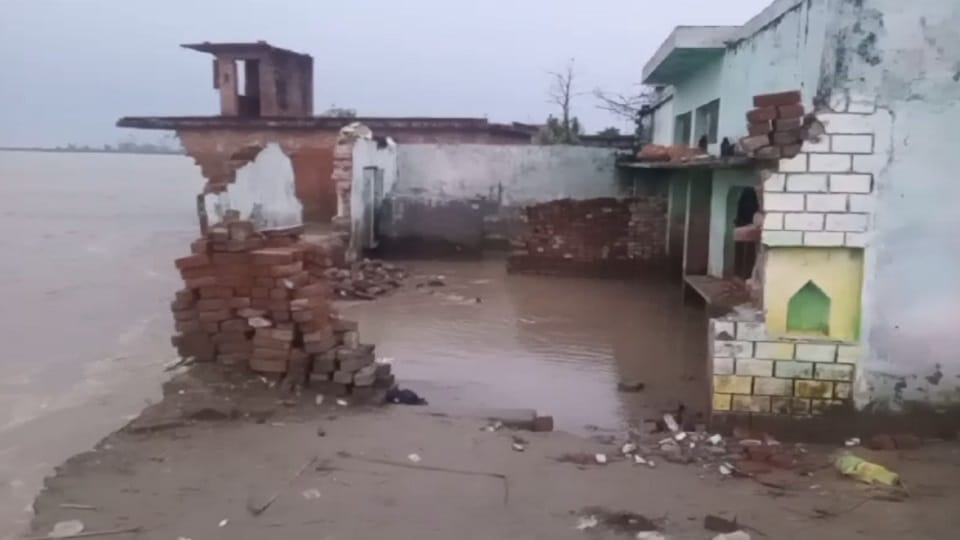 Lakhimpur Kheri Sharda river wreaks havoc in Chakpurwa village
