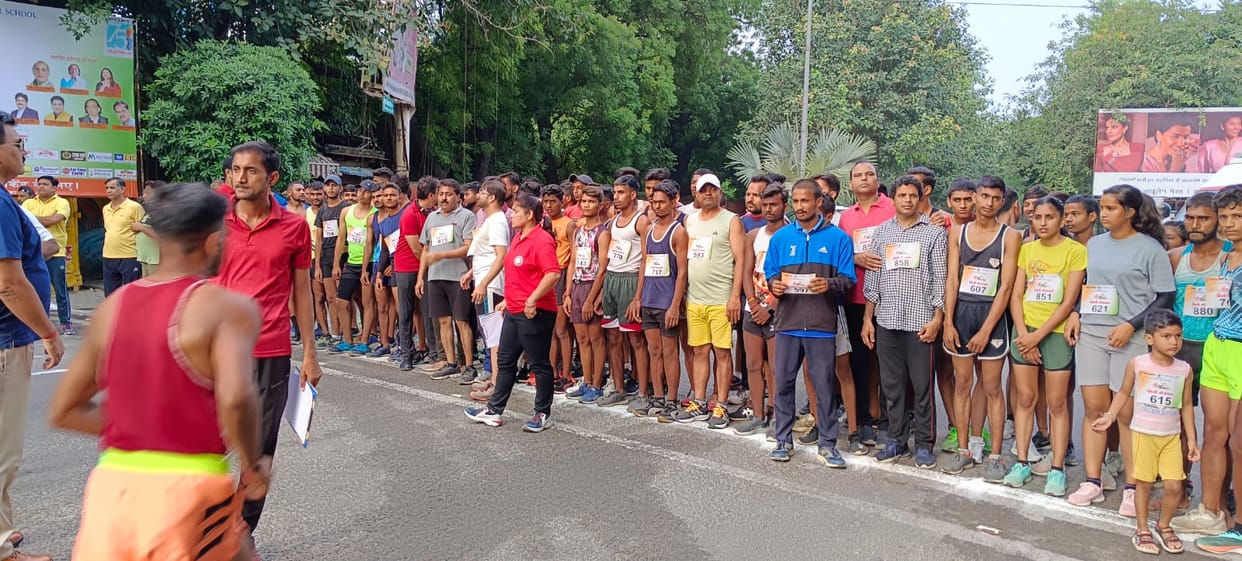 A Race in the name of the country, In-charge minister Dharampal Singh, starts mini Marathon in Meerut