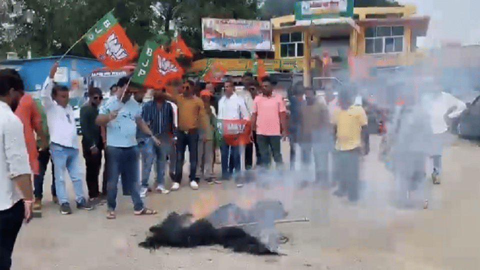 Yuva Morcha activists filed a complaint against Block Education Officer in kanker
