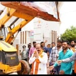 अरुण साव का BJP कार्यालय में बुलडोजर से स्वागत