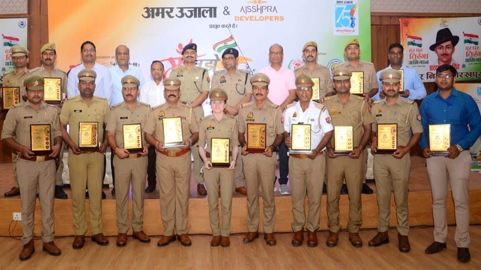 Maa Tujhe Pranam 22 policemen honored in Gorakhpur
