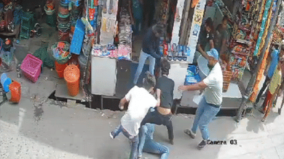 goons brutally beat up the shopkeeper on the road in bareilly