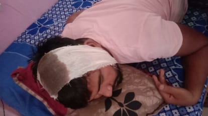 Bihar News : राजद की महिला नेत्री ने सरकारी CHC के डॉक्टर को धुना; टीके को लेकर कहासुनी के बाद कांड Bihar News : rjd satta woman activist thrashes CHC doctor in siwan.bihar police.jila Parishad member