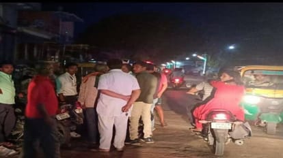bag containing one and half lakh was stolen from trunk of businessman bike in Etah