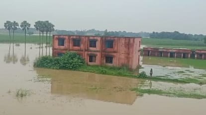 Bihar: यहां क्या करेंगे IAS केके पाठक; छात्र-छात्राओं के साथ शिक्षकों ने भी बंद किया स्कूल जाना, वजह भी स्थायी Flood in Ghanshyampur due to rise in Kamla river water level in Darbhanga; Govt middle school drowned