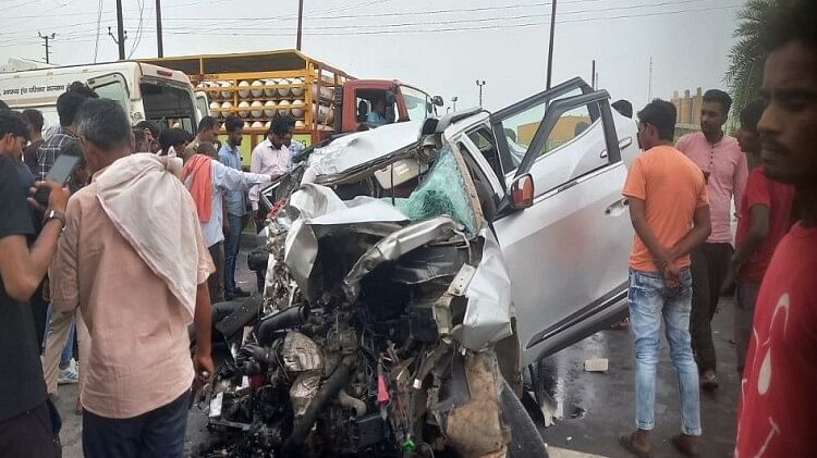 Road Accident: ट्रक ने कार में मारी टक्कर, महिला समेत एक ही परिवार के दो लोगों की मौत और तीन घायल