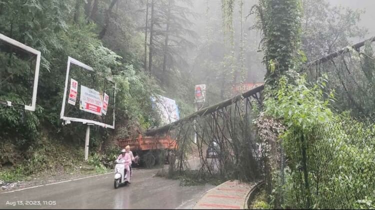 Himachal Rains: बारिश ने बरपाया कहर, चुनाहन में फटा बादल, शिमला में 40 पेड़ गिरे, तस्वीरों में देखें तबाही Rain wreaks havoc in Himachal, cloud burst in Mandi's Chunahan, two dozen trees fell in Shimla, see devastatio