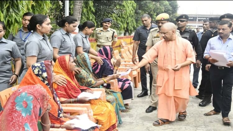 Janta Darshan: सीएम योगी ने सुनी समस्याएं, बोले- नहीं होने देंगे किसी के साथ अन्याय