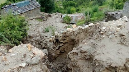 Uttarakhand Weather Nine families of Joshimath Pagano village left their homes due to landslides from the hill