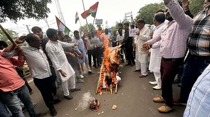 प्रियंका के खिलाफ केस : कांग्रेसियों ने 50% कमीशन वाली सरकार का आरोप लगा निकाली अर्थी Case against Priyanka: Congressmen took out bier alleging government with 50% commission