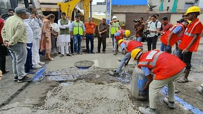 Indore: नई तकनीक से इंदौर की सड़कों के गड्ढे भरे जा सकेंगे , दो घंटे बाद चल सकेगा ट्रैफिक Potholes on the roads of Indore can be filled with new technology, traffic will be able to run after two hour